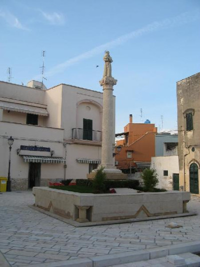 Lucugnano - Uno scorcio di piazza Girolamo Comi